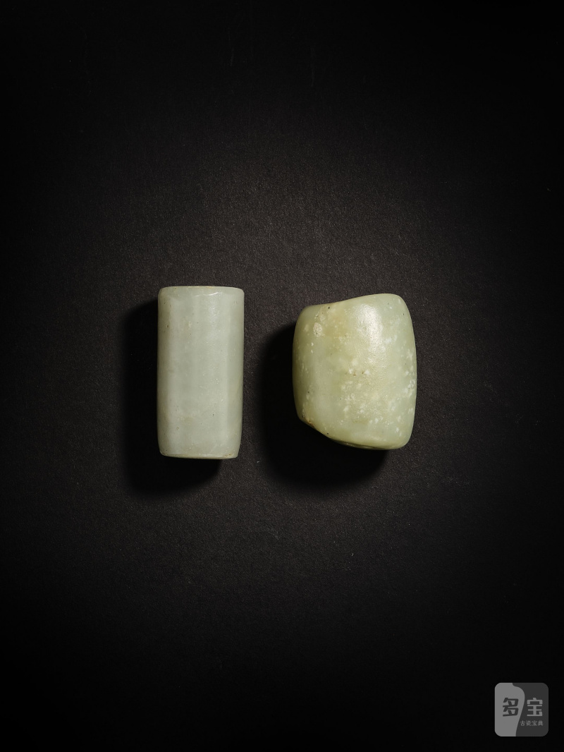 新石器時代　青玉管　一組兩件 | TWO PALE GREEN JADE BEADS - 图4